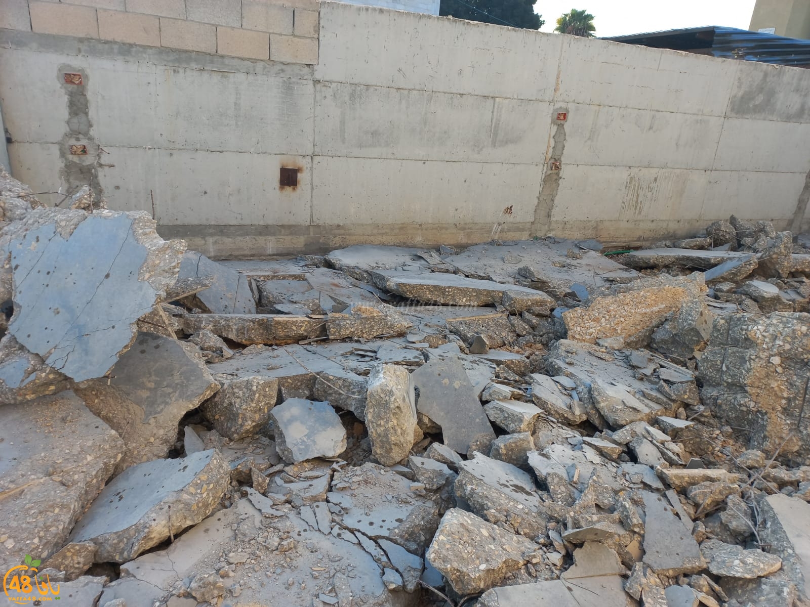بلدية اللد تهدم أرضية لمنع تجمع مياه الأمطار في حي شنير